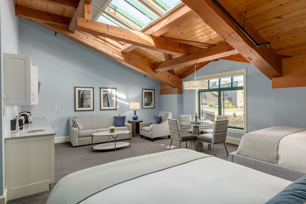 Deluxe Room, 2 Queen Beds with Sofa bed, Harbor View photo 2