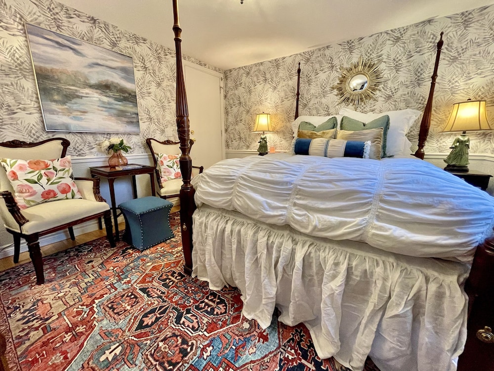 Premium Room, 1 Queen Bed (Sir John A. MacDonald), photo 6