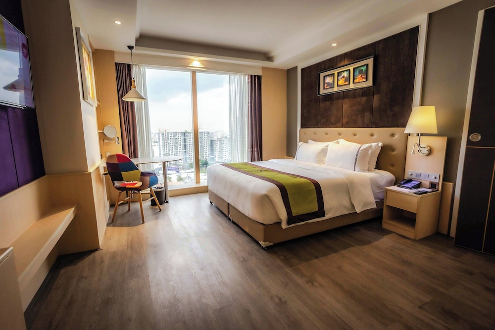 Deluxe Room Hard Floor photo 3