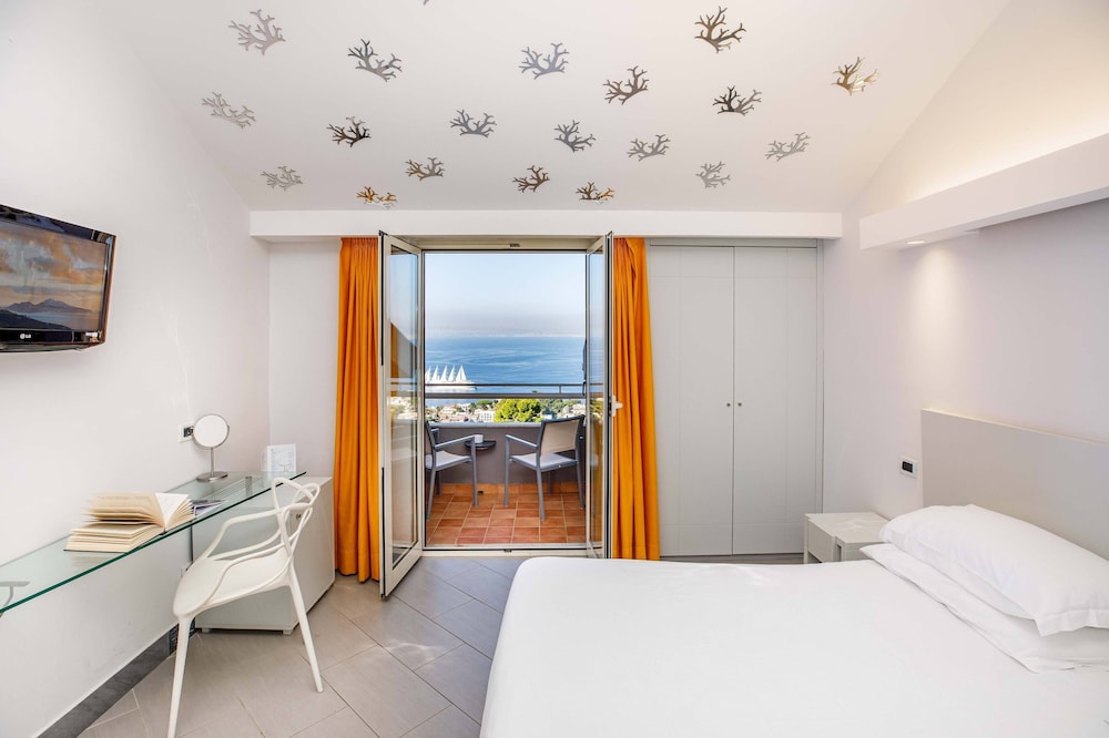 Classic Triple Room, Sea View photo 1