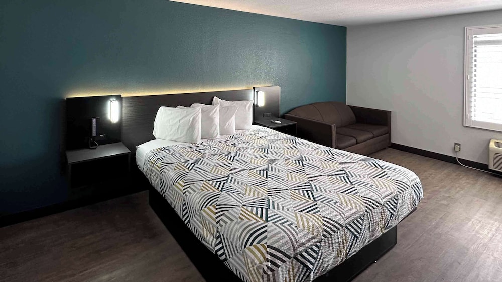 Standard Suite, 1 King Bed, Non Smoking photo 2