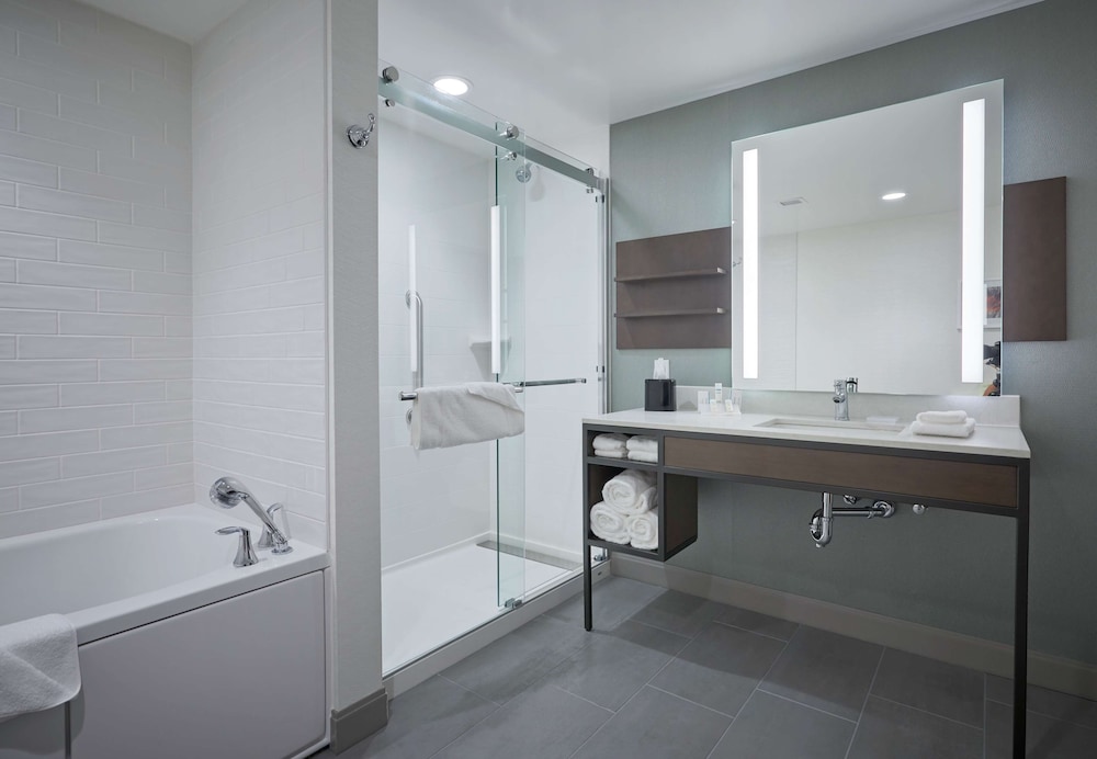 Suite, 1 Bedroom - Photo 2
