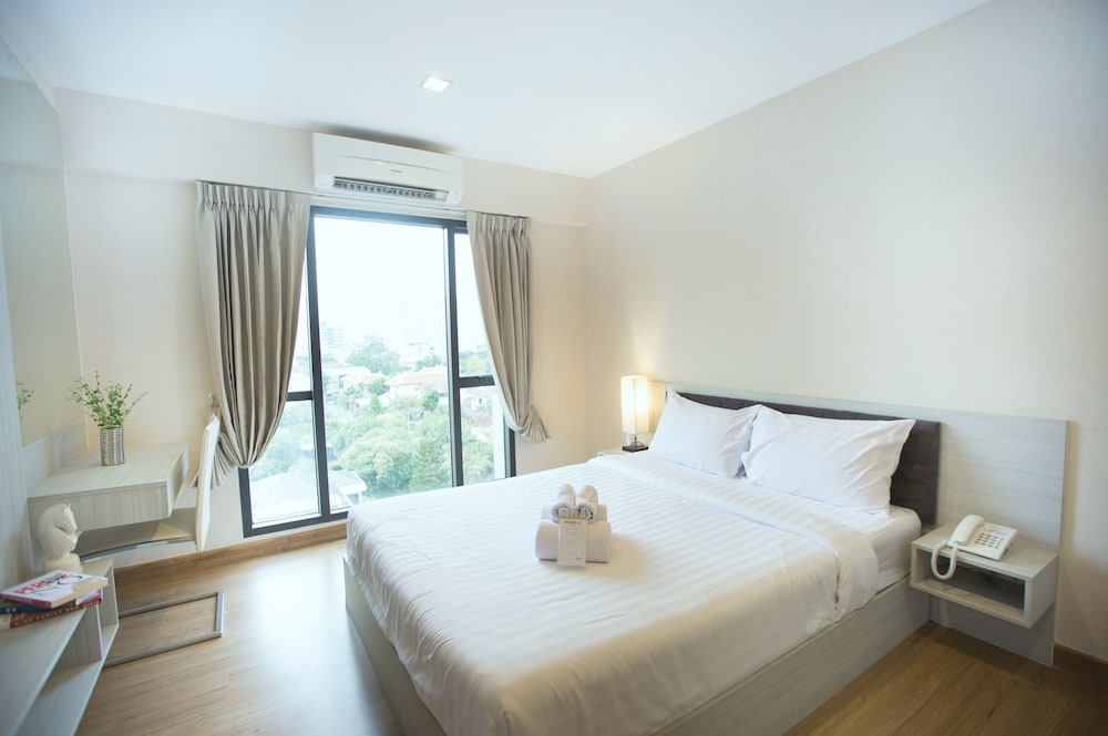 1 Bedroom Grand Suite, Pool View photo 2