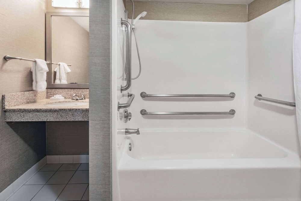 Room, 1 King Bed, Accessible, Bathtub - Photo 4