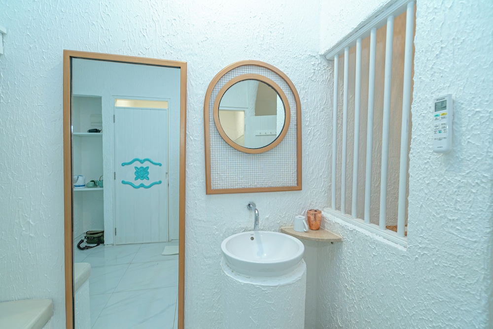 Standard Twin Room with No View & No Window photo 3