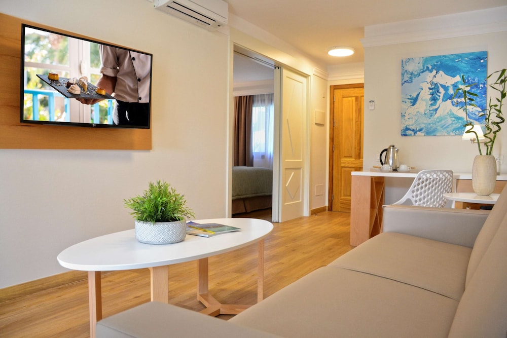 Suite 1 Bedroom (3 Adults+1child)