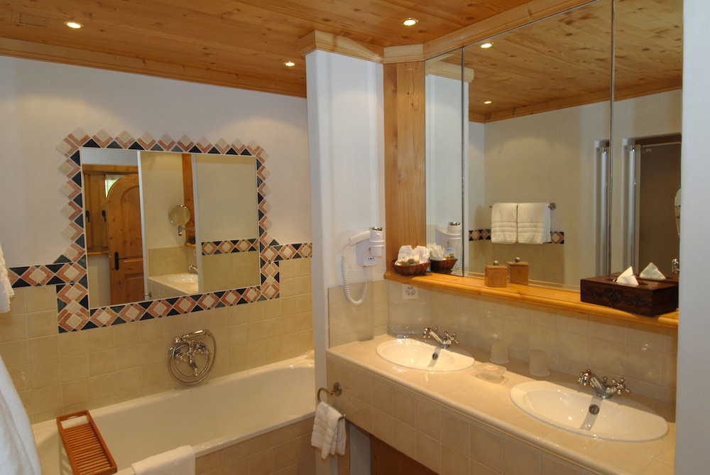 Suite, Balcony, Mountain View (South view) photo 3