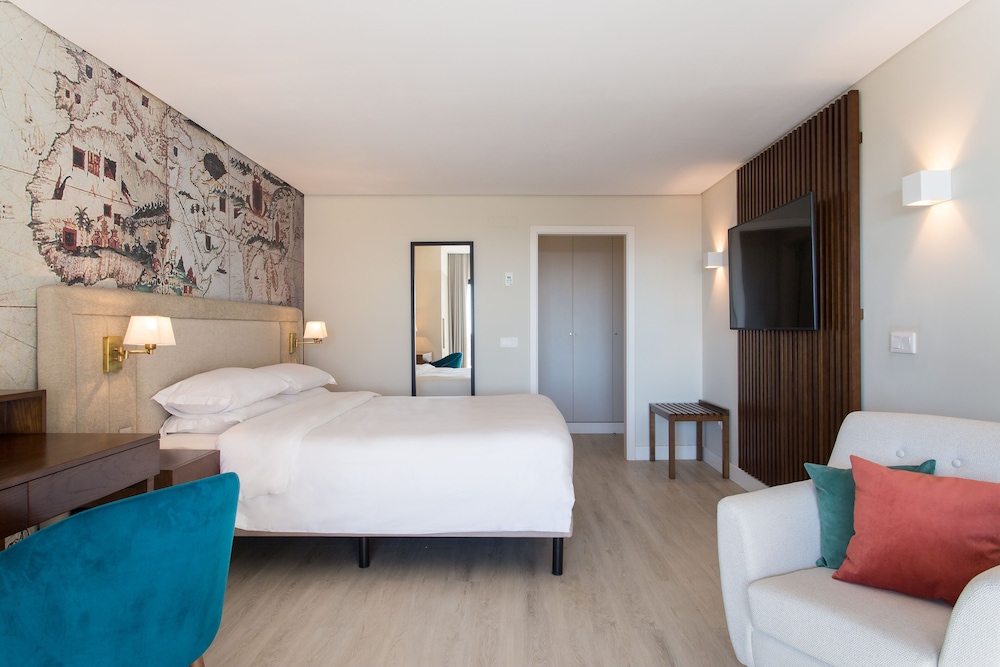 Deluxe Room, 1 Queen Bed, Pool View - Photo 10