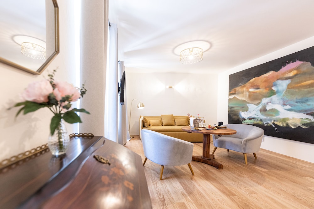 Deluxe Suite - Photo 9