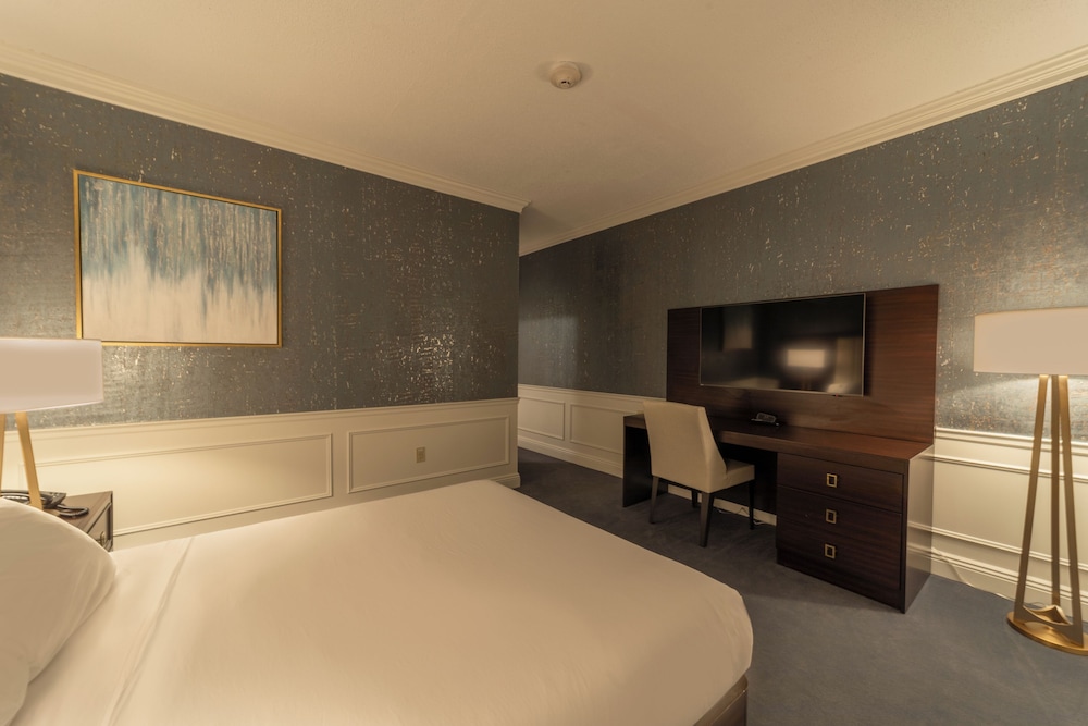 Luxury Room, 1 Queen Bed, Accessible photo 2