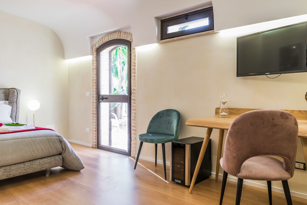 Superior Suite - Photo 9