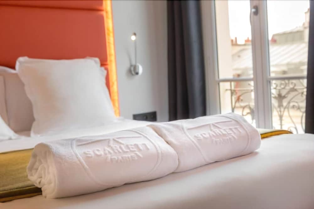 Standard Twin Room thumbnail 6