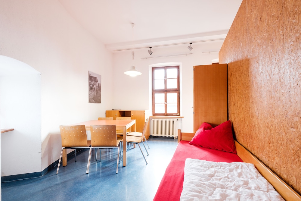 7-bed bedroom, private bathroom