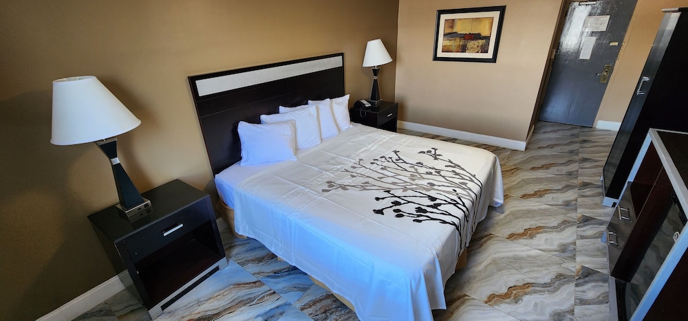 Room, 1 King Bed, Smoking - Photo 2