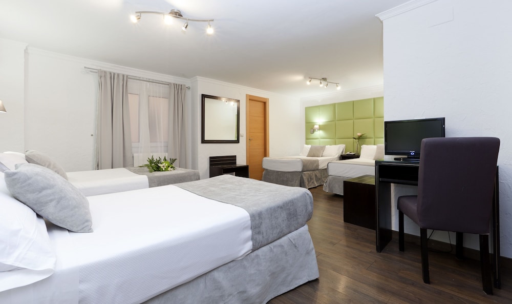 Quadruple Room - Photo 1