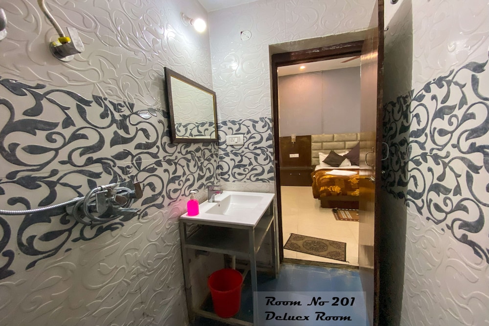 Deluxe Room (201)