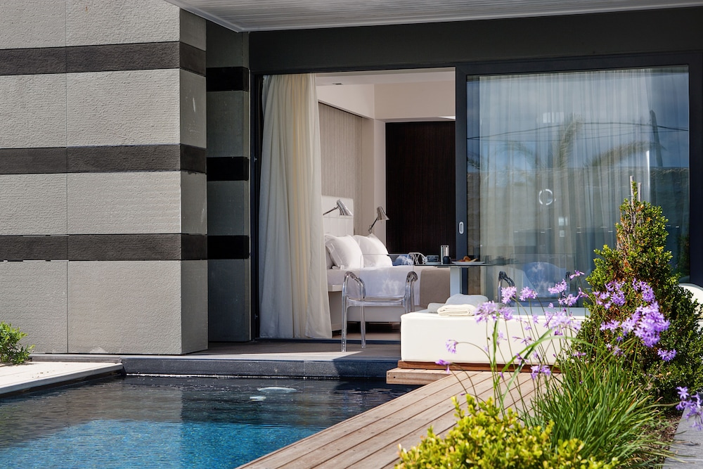 Pool Signature Suite - Photo 2