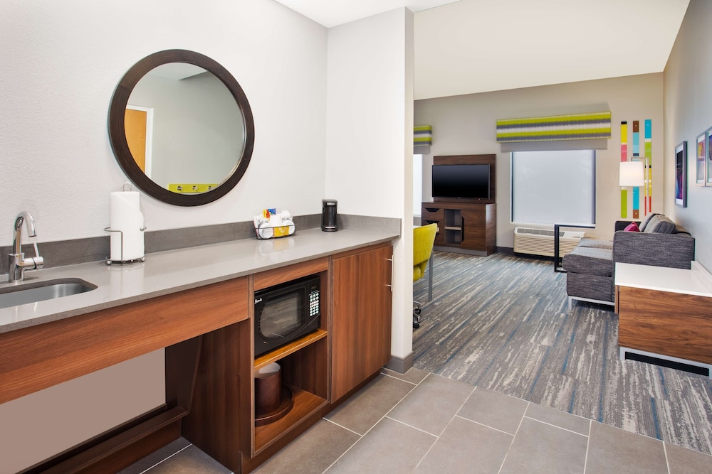 Room, 1 King Bed, Accessible, Bathtub - Photo 3