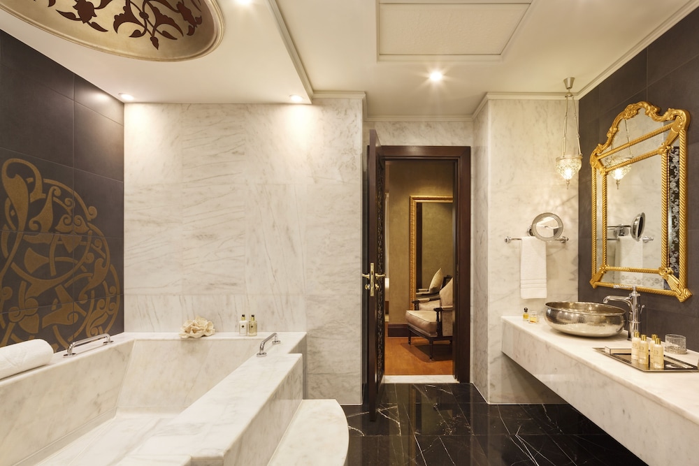 Imperial One Bedroom Suite King, Club Lounge access/benefits, afternoon tea, luxury spa facilities