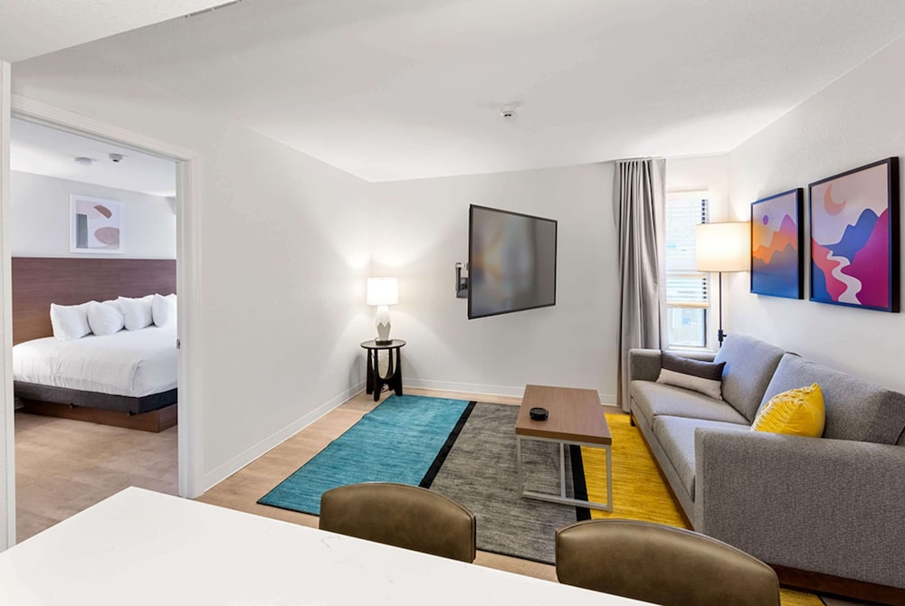 Suite, 1 Bedroom - Photo 2