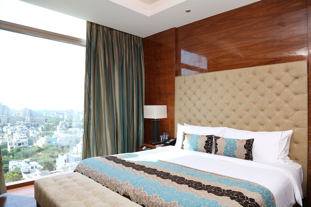 Taj Club Room King Bed with Bath Tub, Club Lounge Access at Taj City Centre Gurugram
