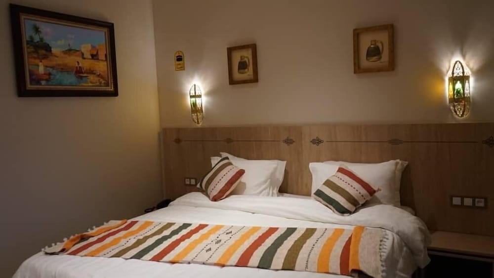 Comfort Room, 1 Queen Bed, Non Smoking, Partial Lake View