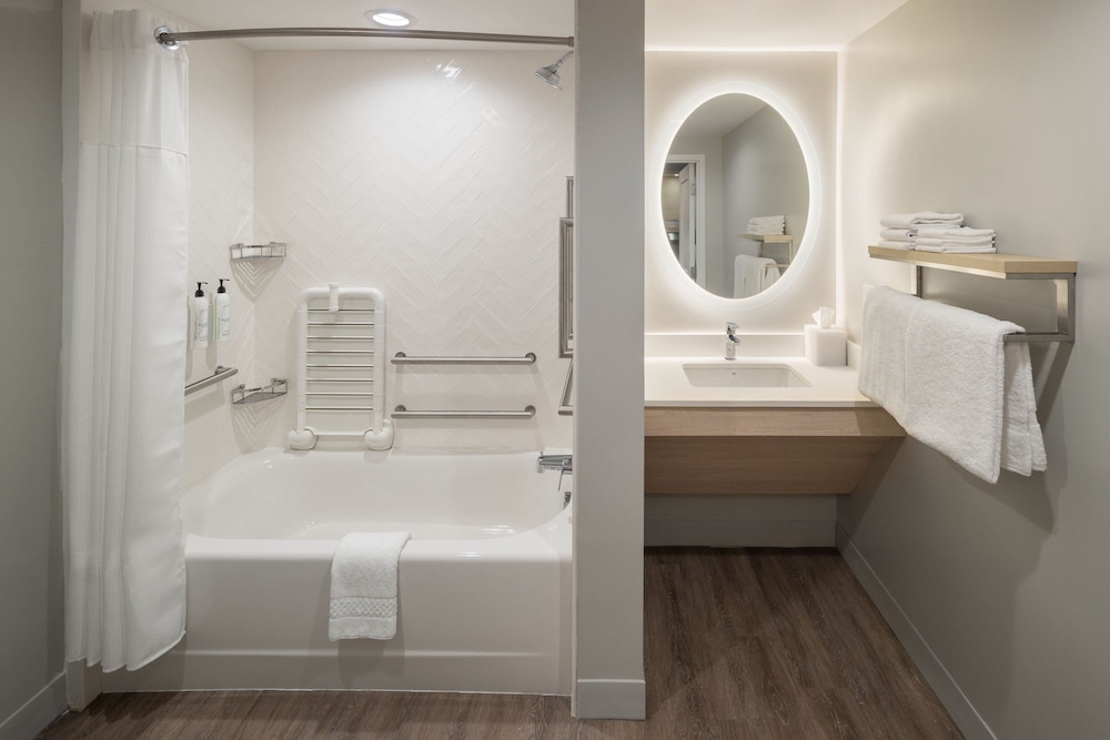 Suite, 1 Bedroom (Mobility/Hearing Accessible, Tub) photo 3
