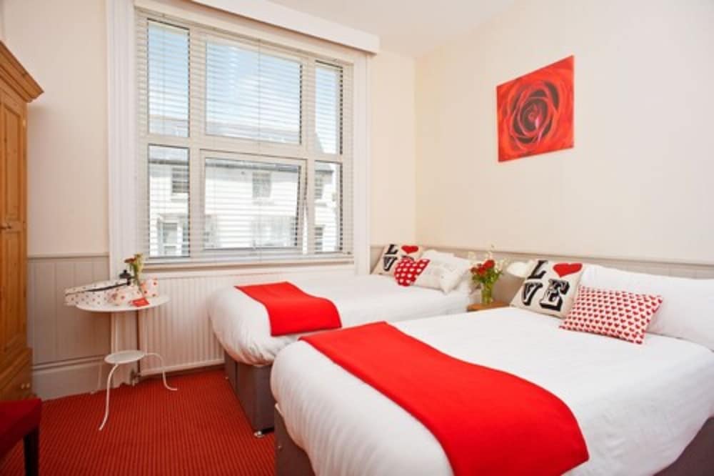Attic twin en-suite photo 3