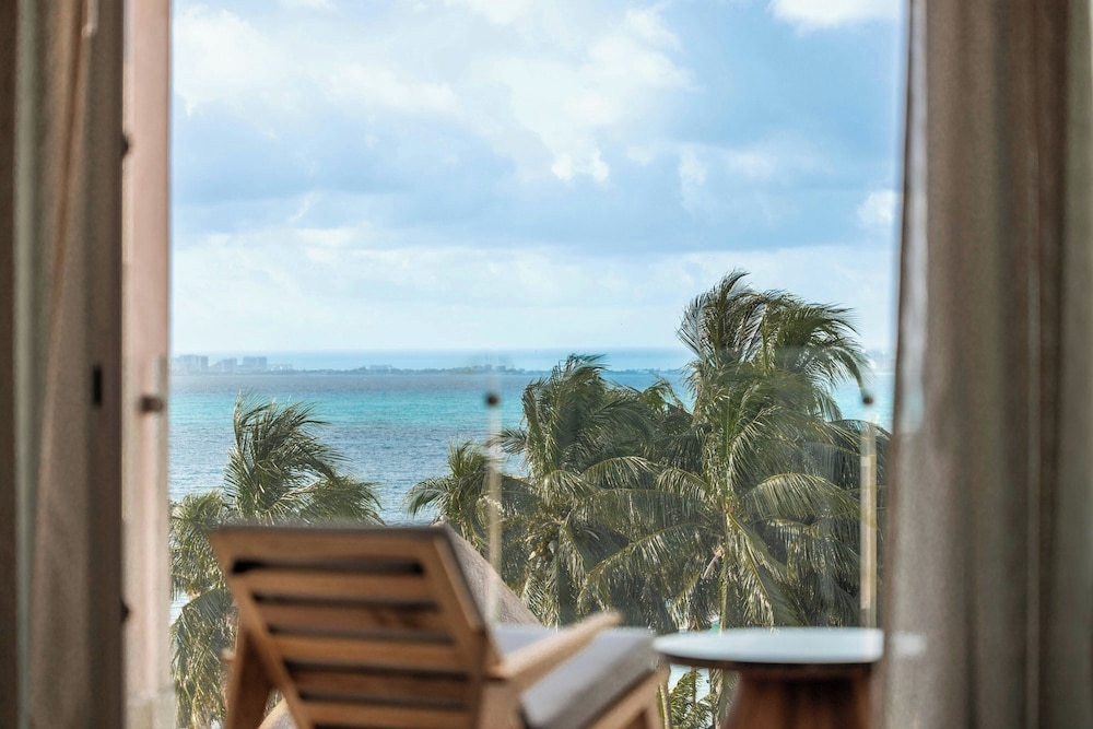 Grand Suite, 1 King Bed, Balcony, Oceanfront thumbnail 6