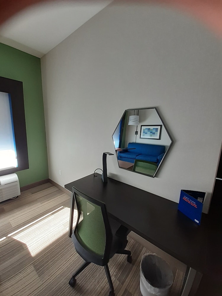 Suite, 2 Queen Beds photo 3