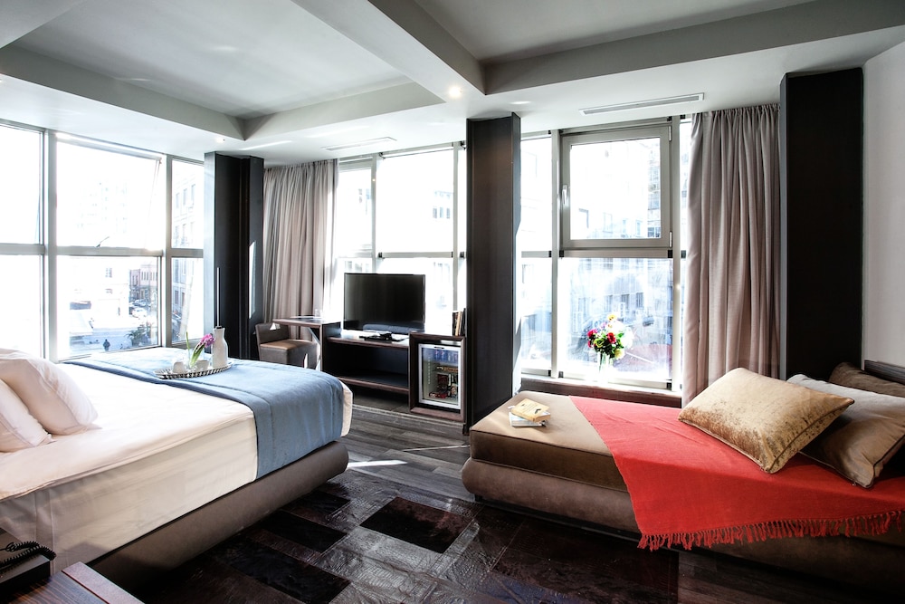 Suite, Jetted Tub, City View (Emerald)