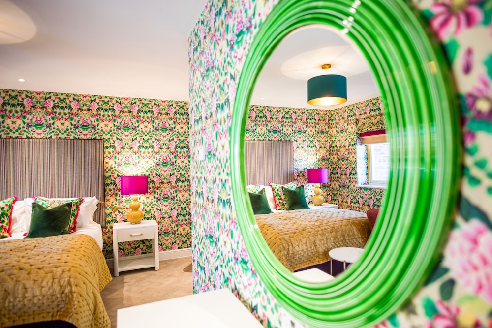 Deluxe Double Room, 1 King Bed, Pool View