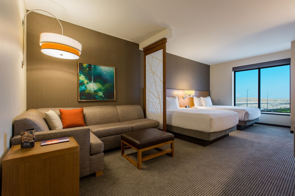 Room, Multiple Beds (2 Queen & 1 Sofa Bed) photo 1