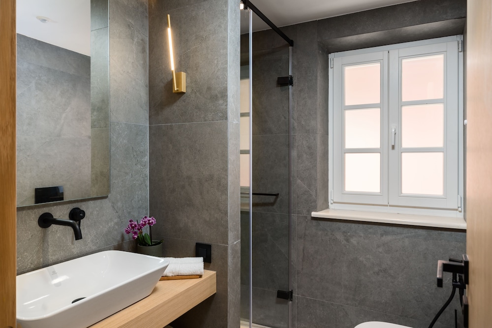 Executive Suite - Photo 2