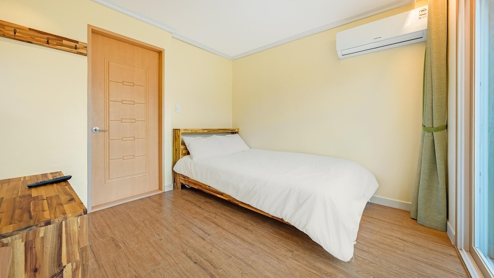 Basic Room, 1 Bedroom (202(Ocean View/No cooking)) - Photo 6