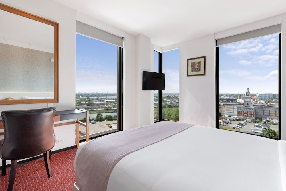 Elite Queen Suite photo 2