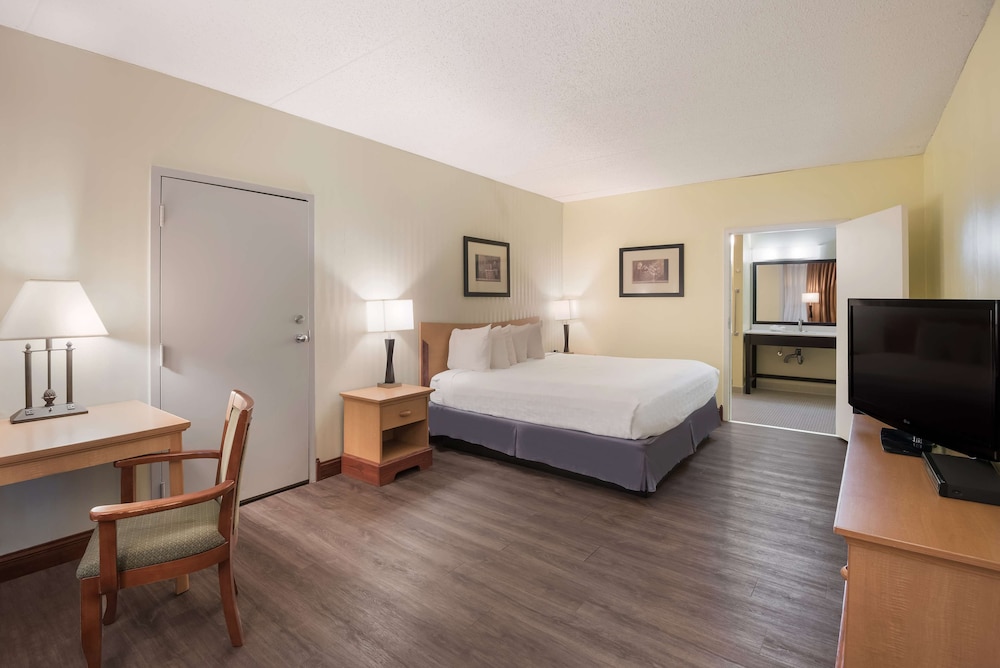 Standard Room, 1 King Bed, Accessible, Bathtub - Photo 3