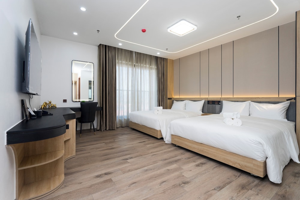 Luxury Quadruple Room, Balcony, City View