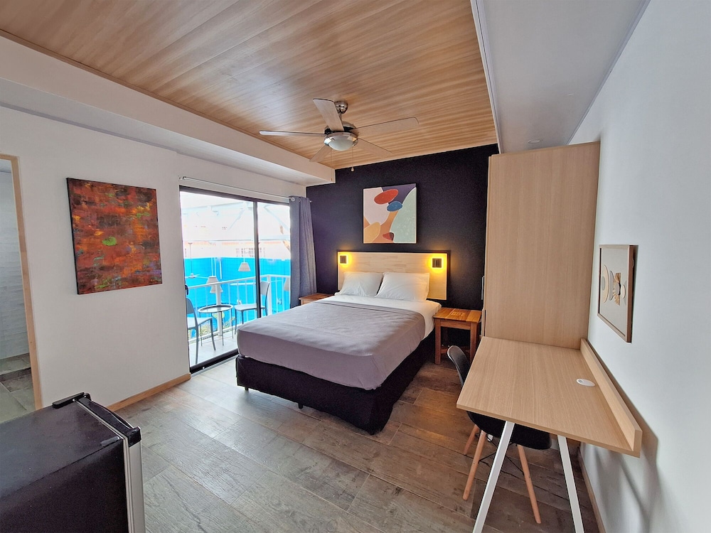 Comfort Room, Garden View