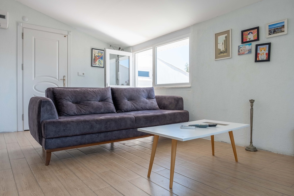 Amado - Duplex 3 Bed Apartment with Pool View and 2 Showers thumbnail 6