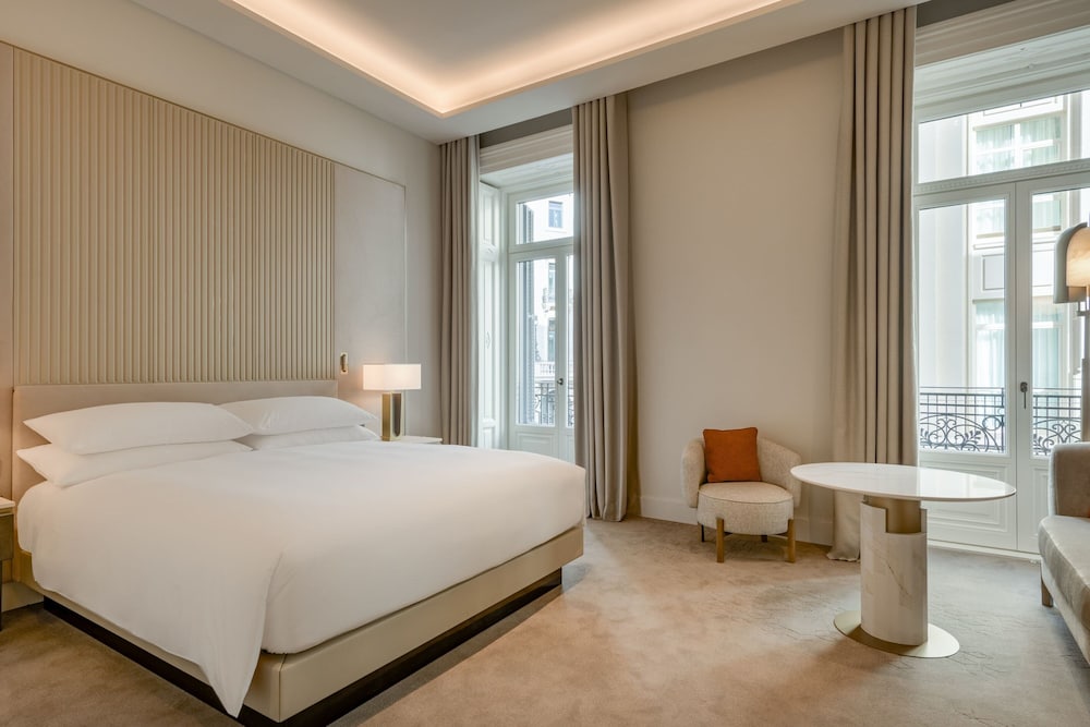 Premium Room, 1 King Bed, Non Smoking, City View (Balcony)