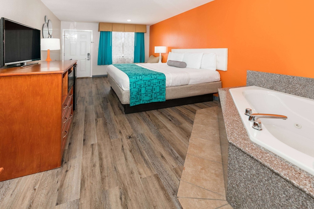 Studio Suite, 1 King Bed, Non Smoking photo 1