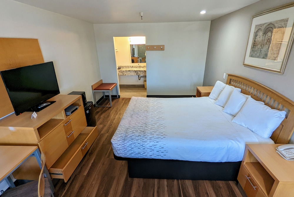 Suite with 1 King bed - Non Smoking photo 3