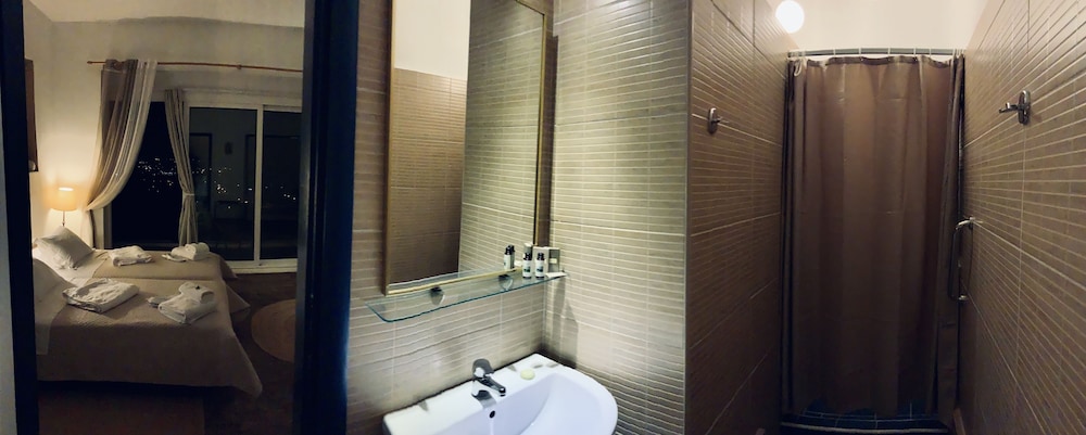 Family Quadruple Room, City View, Oceanfront photo 3