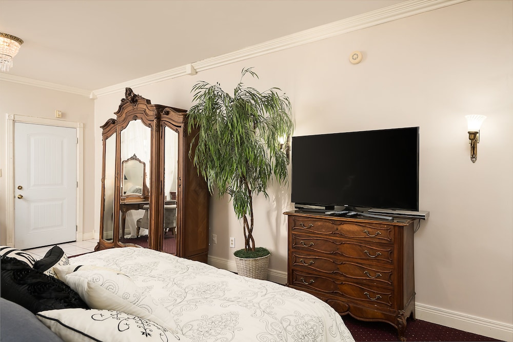 The French Premium King Suite photo 3