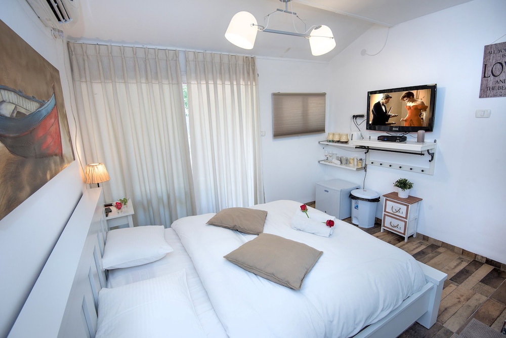 Standard Double Room, 1 Queen Bed, Smoking, Garden Area photo 3