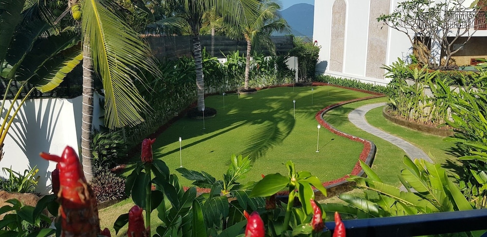 Bungalow with Garden View - Photo 3