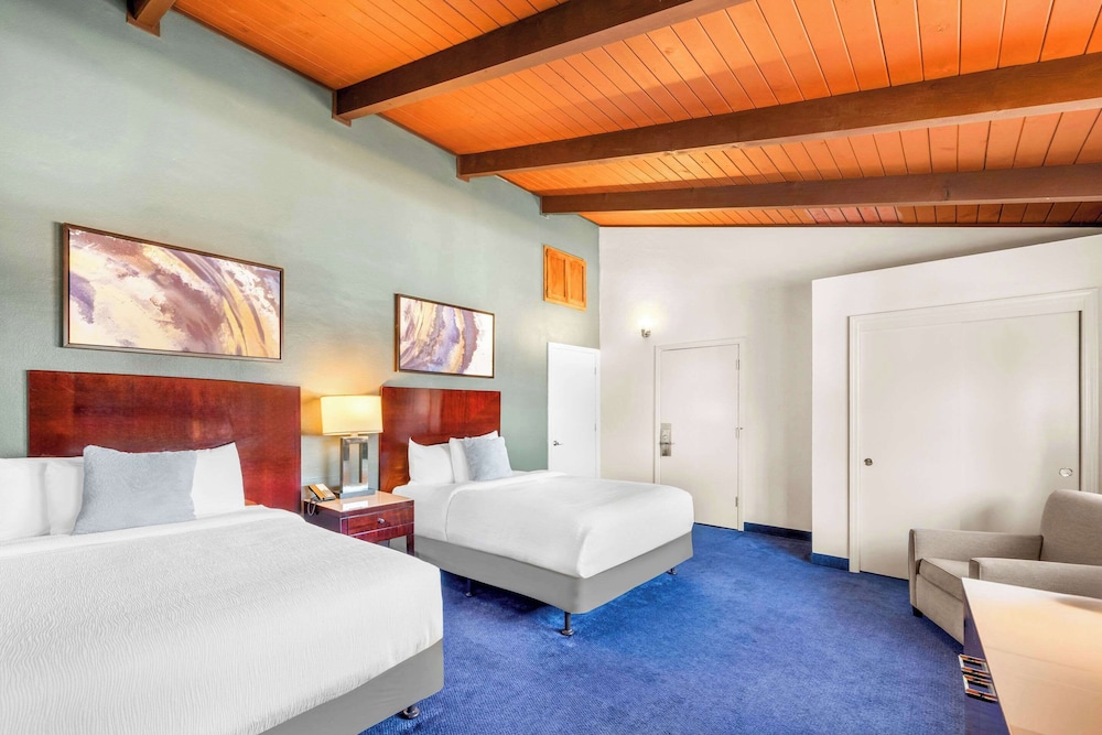 Suite, 2 Double Beds, Non Smoking - Photo 8