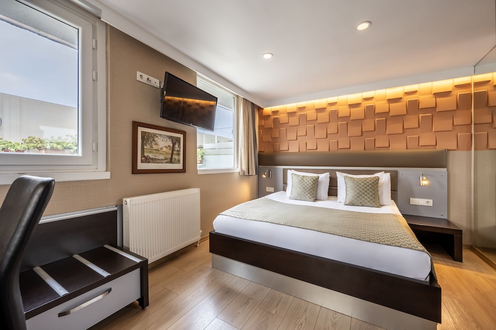 Standard Double Room, 1 Queen Bed, Microwave, Partial Sea View photo 2