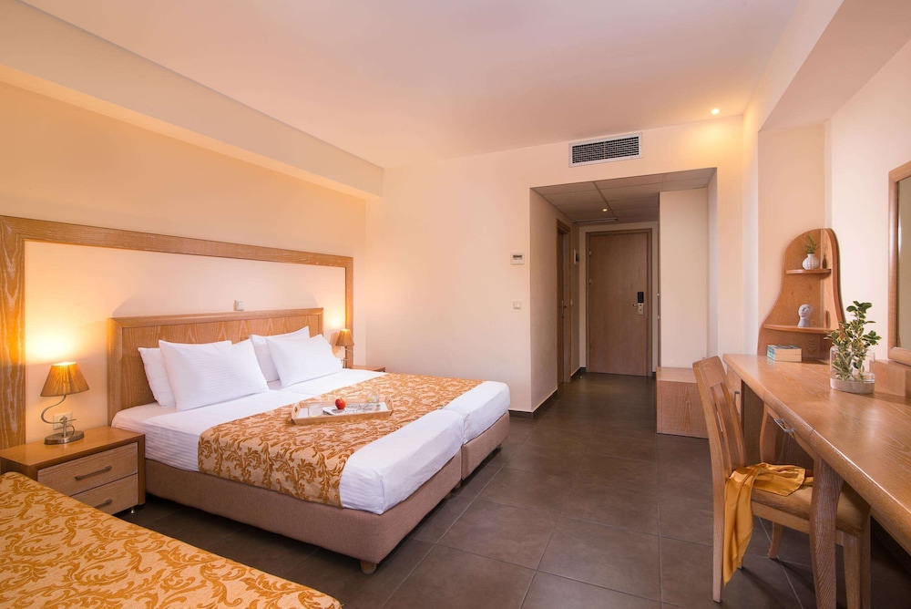 Standard Double or Twin Room, Pool View photo 1